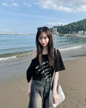 Umeyama Cocona Instagram - 6月だね🍉♡

#海#熱海#静岡#温泉#砂浜#サングラス#私服