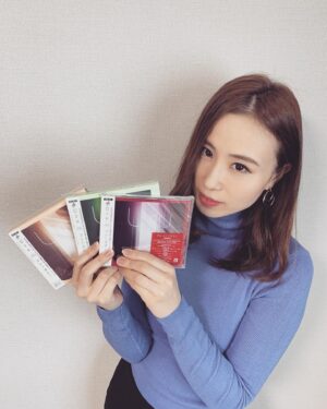 Uru Instagram - 今日3rdアルバム「コントラスト」発売日です！！！

ドラマやアニメ、映画の主題歌にさせていただいた曲や、
優里さん、wacciの橋口洋平さん、YOASOBIのコンポーザーとしても活動されているAyaseさんに作っていただいた曲など、

振り幅のある、コントラストの鮮明な1枚になったと思います🦍

「ポジティ部入部」はタイトルがアレですけど、自分宛の応援歌として作った曲を少しだけファンクラブ内のラジオで流した事があって、その時反響をいただいて、いつの間にかこうやって形になっていたという不思議な経路の曲です

自分に向けた応援ソングだったので歌詞が正にそんな感じですが、

この曲が同じように、誰かの応援ソングになったら嬉しいなあ。。。

収録曲について詳しく説明するのは苦手なんだけど、とにかく
ぜひ聴いてください！！！！！！！🦍

配信は各配信サイトから

#コントラスト
#Uru
