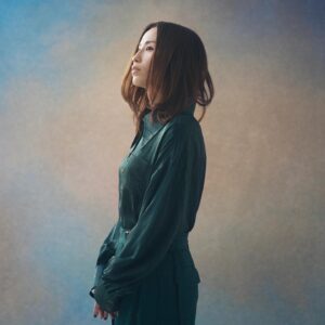 Uru Instagram - 「地獄楽」エンディングテーマの「紙一重」の、
ジャケットと私と歌詞です

今日1話で、
私だと気付いてくださった方ありがとうございました

ドキドキした、、、笑

息をするのを忘れるくらい面白くて最速スピードで読みあげた原作

心に訴えかけるメッセージを自分なりに咀嚼して書いた曲です

毎話、「地獄楽」に寄り添う曲になってくれることを願っています

ーーーーーー

4/15デジタルリリース

本日よりApple Music にてPre-add(プリアド)、SpotifyにてPre-save(プリセーブ)もスタート！プリアド・プリセーブの登録を行うと、配信開始後にご自分のライブラリに「紙一重」の楽曲が自動追加されるので、配信日に向けて是非登録してください

ーーーーーーーーー

毎週土曜日23時〜、
是非ご覧ください

#地獄楽
#uru
#紙一重