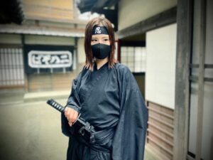 Uru Instagram - 突然なのですが、、、、

昔から忍者になって竹藪を飛び回る夢を何度か見ているのだけど、「地獄楽」のEDを歌わせていただけている事にも勝手に縁を感じ笑、この度、念願だった忍者になる事ができました

セルフ効果音で走ったりしました

本当に嬉し過ぎて
最高の日でした

#忍者
#地獄楽
#太秦映画村