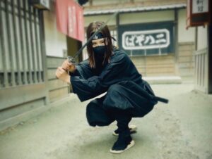 Uru Instagram - 突然なのですが、、、、

昔から忍者になって竹藪を飛び回る夢を何度か見ているのだけど、「地獄楽」のEDを歌わせていただけている事にも勝手に縁を感じ笑、この度、念願だった忍者になる事ができました

セルフ効果音で走ったりしました

本当に嬉し過ぎて
最高の日でした

#忍者
#地獄楽
#太秦映画村