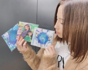 Uru Instagram - 本日「アンビバレント」発売日です

素敵なジャケットにしていただいた皆様、それをお店に置いてくださったお店スタッフの皆様、そして手に取ってくださった皆様、本当にありがとうございます

この冬の空にも似合う曲だと思います

そして、
YouTubeにwebラジオも公開しました

ぜひ聴いてください

ーーーーーーーー

◾️TVアニメ『薬屋のひとりごと』第2クールOP曲「アンビバレント」

◾️「君の幸せを」

◾️シャイトープさんの「ランデヴー」cover
◾️「紙一重」self cover

初回生産限定盤には、
昨年開催したUru Tour 2023「contrast」ツアーファイナルLINE CUBE SHIBUYA公演より、
「それを愛と呼ぶなら」「心得」「たとえば」(さだまさしcover)の3曲のライブ映像と、「心得」「紙一重」のミュージックビデオをブルーレイで収録した特別BOX仕様

アニメ盤(期間限定生産盤)は、
TVアニメ『薬屋のひとりごと』のキャラクターである猫猫と壬氏の描き下ろしイラストをアートワークに
「アンビバレント」のTVサイズ音源と、TVアニメ『薬屋のひとりごと』第2クールノンクレジット・オープニング映像をブルーレイで収録したデジパック仕様

ーーーーーーー

#薬屋のひとりごと
#uru