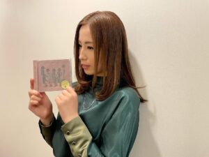 Uru Instagram - 緊張したけど、こんな場所で歌わせてもらえて嬉しかったです
寒い中準備してくださったスタッフのみなさん、一緒に歌ってくださった橋口さん、本当にありがとうございました

橋口さんにwacciさんのアルバムもらえたし、私の「コントラスト」も渡せた、、、、嬉しい

ーーーーーーー
3rdアルバム
「コントラスト」
2.1 release
ーーーーーーー

#cdtvライブライブ 
#wacci  さん
#橋口洋平　　さん
#uru
#恋
#コントラスト