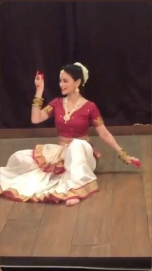 Urvashi Pardeshi Instagram - Ek din hum hum nahi rahenge, tum tum nahi raho go, rahengi toh bas yaadein inn tasveero mai qaid. ♥️
Pardon my moms shaky videography 🌝
#random