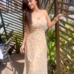 Urvashi Pardeshi Instagram - Chalo kahin durrrr chalein ? ♥️