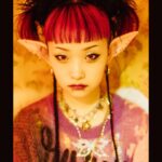 Utaha Instagram – .【 お知らせ 】
武道館公演という記念すべきタイミングで、フォトエッセイ『 POEM 』を出版します！
予約は今日からスタートです！！

『POEM』
発売：3月15日（金）
定価：税込2,200円

▼予約はこちら
https://www.amazon.co.jp/dp/4299052757

＿＿＿＿＿＿＿＿＿＿＿＿＿＿＿＿＿＿＿＿＿＿＿＿＿＿＿

この度、フォトエッセイ『 POEM 』を出版させていただくことになりました。
記念すべき日本武道館というタイミングで、この作品を生み出せることを心から嬉しく思います。

写真は私が活動する上で大切にしている「違和感」をテーマに、横山マサト・仲川晋平・野口花梨の３人のカメラマン、石橋渼沙・hao・久保田姫月の３人のスタイリスト、イシわタ美サきのヘアスタイリングと自身によるメイクアップにより、三者三様の視点で詩羽の魅力が写し出されています。

そして私が水曜日のカンパネラという活動に至るまでどんな人生を歩んできたのか、今の自分が伝えられる精一杯の言葉で赤裸々に、執筆をさせていただきました。
決してハッピーな話ではなく、重くて辛いことがたくさん詰まっています。
詩羽はなぜ「愛」というものを大切にしているのか、なぜ口にピアスがあいているのか。
今に繋がる、私の人生の一部です。

写真も言葉も構成もデザインも、関わってくださったみなさんと最後までこだわり抜いて創り上げました。
そんな大きな愛が込められた大切な一冊『 POEM 』が、たくさんの方に届くことを願っています。