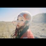 Utaha Instagram – .【 お知らせ 】
武道館公演という記念すべきタイミングで、フォトエッセイ『 POEM 』を出版します！
予約は今日からスタートです！！

『POEM』
発売：3月15日（金）
定価：税込2,200円

▼予約はこちら
https://www.amazon.co.jp/dp/4299052757

＿＿＿＿＿＿＿＿＿＿＿＿＿＿＿＿＿＿＿＿＿＿＿＿＿＿＿

この度、フォトエッセイ『 POEM 』を出版させていただくことになりました。
記念すべき日本武道館というタイミングで、この作品を生み出せることを心から嬉しく思います。

写真は私が活動する上で大切にしている「違和感」をテーマに、横山マサト・仲川晋平・野口花梨の３人のカメラマン、石橋渼沙・hao・久保田姫月の３人のスタイリスト、イシわタ美サきのヘアスタイリングと自身によるメイクアップにより、三者三様の視点で詩羽の魅力が写し出されています。

そして私が水曜日のカンパネラという活動に至るまでどんな人生を歩んできたのか、今の自分が伝えられる精一杯の言葉で赤裸々に、執筆をさせていただきました。
決してハッピーな話ではなく、重くて辛いことがたくさん詰まっています。
詩羽はなぜ「愛」というものを大切にしているのか、なぜ口にピアスがあいているのか。
今に繋がる、私の人生の一部です。

写真も言葉も構成もデザインも、関わってくださったみなさんと最後までこだわり抜いて創り上げました。
そんな大きな愛が込められた大切な一冊『 POEM 』が、たくさんの方に届くことを願っています。