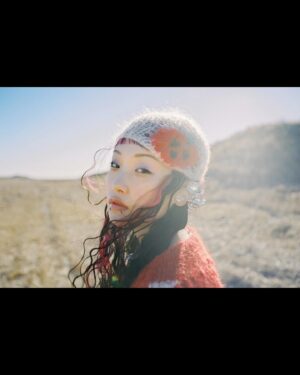 Utaha Instagram - .【 お知らせ 】
武道館公演という記念すべきタイミングで、フォトエッセイ『 POEM 』を出版します！
予約は今日からスタートです！！

『POEM』
発売：3月15日（金）
定価：税込2,200円

▼予約はこちら
https://www.amazon.co.jp/dp/4299052757

＿＿＿＿＿＿＿＿＿＿＿＿＿＿＿＿＿＿＿＿＿＿＿＿＿＿＿

この度、フォトエッセイ『 POEM 』を出版させていただくことになりました。
記念すべき日本武道館というタイミングで、この作品を生み出せることを心から嬉しく思います。

写真は私が活動する上で大切にしている「違和感」をテーマに、横山マサト・仲川晋平・野口花梨の３人のカメラマン、石橋渼沙・hao・久保田姫月の３人のスタイリスト、イシわタ美サきのヘアスタイリングと自身によるメイクアップにより、三者三様の視点で詩羽の魅力が写し出されています。

そして私が水曜日のカンパネラという活動に至るまでどんな人生を歩んできたのか、今の自分が伝えられる精一杯の言葉で赤裸々に、執筆をさせていただきました。
決してハッピーな話ではなく、重くて辛いことがたくさん詰まっています。
詩羽はなぜ「愛」というものを大切にしているのか、なぜ口にピアスがあいているのか。
今に繋がる、私の人生の一部です。

写真も言葉も構成もデザインも、関わってくださったみなさんと最後までこだわり抜いて創り上げました。
そんな大きな愛が込められた大切な一冊『 POEM 』が、たくさんの方に届くことを願っています。