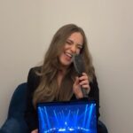 Véronique Cloutier Instagram - Attention @cloutierv, @chlodeb te surveille tout le temps, même avant d'entrer en ondes... 😆🔊 Sur une échelle de 1 à 10, comment trouvez-vous l'imitation de Chloée de notre animatrice? Nous 10! 🤩 ⎯⎯⎯⎯⎯⎯⎯⎯⎯⎯ 📺 En DIRECT les jeudis 20h sur @icirctele