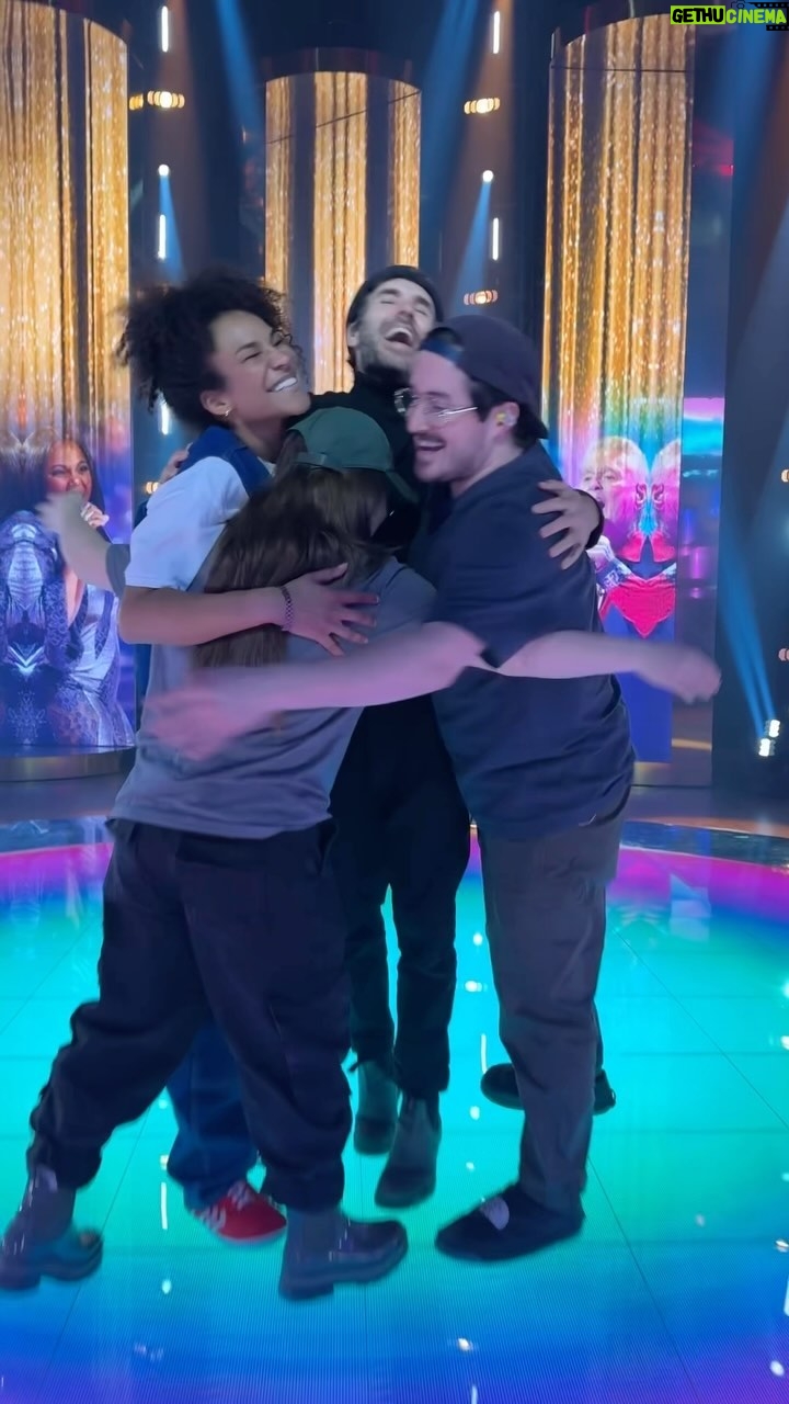 Véronique Cloutier Instagram - Il n’y a qu’une seule manière de clore une saison aussi grandiose : en famille! TOUS les chanteurs de la saison 2 sont de retour ce soir pour prendre part au spectacle et célébrer nos finalistes. 🥰👏🏻✨ On vous réserve 2h de pur plaisir à ne surtout pas manquer! 🧡 ⎯⎯⎯⎯⎯⎯⎯⎯⎯⎯ 📺 Grande finale de 2h en DIRECT aujourd’hui 20h sur @icirctele