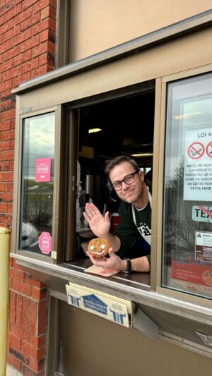 Véronique Cloutier Instagram - CAMPAGNE BISCUIT SOURIRE 😊🍪

C'est aujourd'hui que débute la campagne Biscuit Sourire! Du 29 avril au 5 mai, rendez-vous dans tous les @timhortonsqc de la Rive-Sud de Montréal pour vous procurer un joyeux biscuit au profit de la Fondation Véro & Louis et contribuer à offrir des milieux de vie adaptés aux adultes autistes. Une bonne excuse pour s'offrir une pause sucrée sans culpabilité! 😉🩷

Un grand merci aux Tim Hortons participants pour cette délicieuse initiative, ainsi qu'aux bénévoles qui mettent la main à la pâte! 🫶🏼

@cloutierv @zemorissette @guylou_guay_