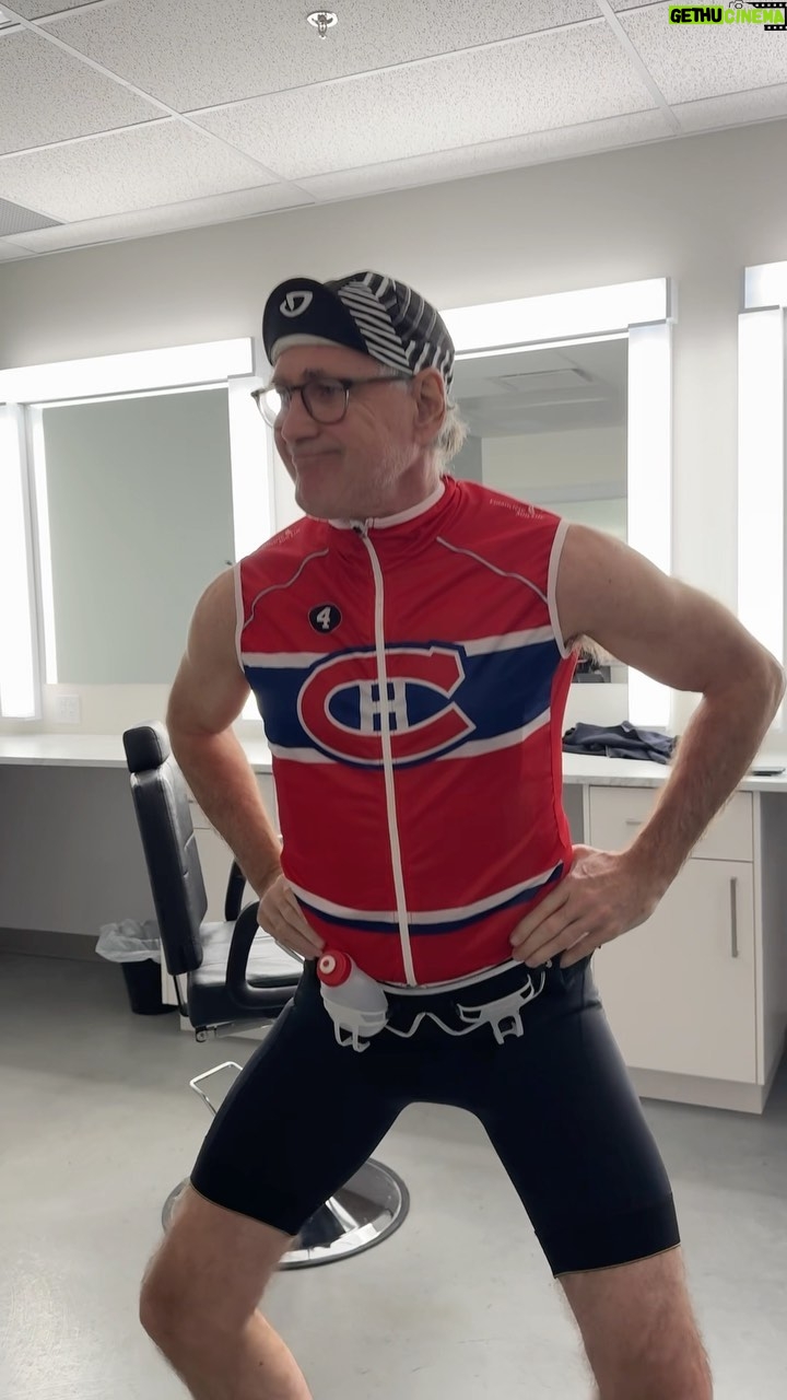 Véronique Cloutier Instagram - Pour souligner nos derniers moments en équipe avant la finale la semaine prochaine, c'était journée costumée sous le thème des sports aujourd'hui! 😆⚽️💥 Qui a le meilleur costume selon vous? 😎