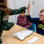 Véronique Cloutier Instagram - Les résidents de la Maison Véro & Louis travaillent très fort pour emballer vos colis. 📦💚 Accompagnés et guidés par leurs éducateurs et éducatrices, ils ont beaucoup de plaisir à participer à cette activité qui les rend très fiers! 🤗 Tout en développant leurs habiletés sociales et leur capacité d’adaptation dans un nouvel environnement, ils prennent part à un beau travail d’équipe organisé! Merci à @tandem.ca de les accueillir dans leur entrepôt et de leur donner la possibilité de s’impliquer dans la campagne Différent comme toi. Les résidents vous remercient infiniment pour toutes vos commandes! ✨