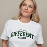 Véronique Cloutier Instagram - DIFFERENT COMME TOI 2024 ✨ Procurez-vous votre t-shirt ou votre coton ouaté en prévision du mois d’avril, le mois de l’autisme 🤍 Tous les profits sont remis à la @fondationverolouis et nous permettront de bâtir d’autres maisons (Victoriaville et les Laurentides prochainement). En vente sur le site web de la fondation (lien en bio) et certains modèles disponibles chez @aubainerie . . Photo @andreanne_gauthier Merci à @imagefolie pour sa précieuse collaboration Et aussi à @107.3_rouge 🙏🏻