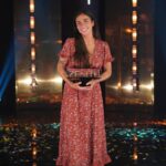 Véronique Cloutier Instagram - C'est un tour du chapeau pour Rafaëlle Roy qui remporte la saison après avoir reçu la plus haute note du public à la maison pour ses trois performances de la saison! 🤩👏🏻 Elle nous a offert de beaux moments d'émotion, elle a pris des risques, mais surtout elle est restée fidèle à elle-même! Son dernier numéro tout à fait à son image a bouclé son parcours à la perfection. 💖 Laquelle de ses performances avez-vous préférée?