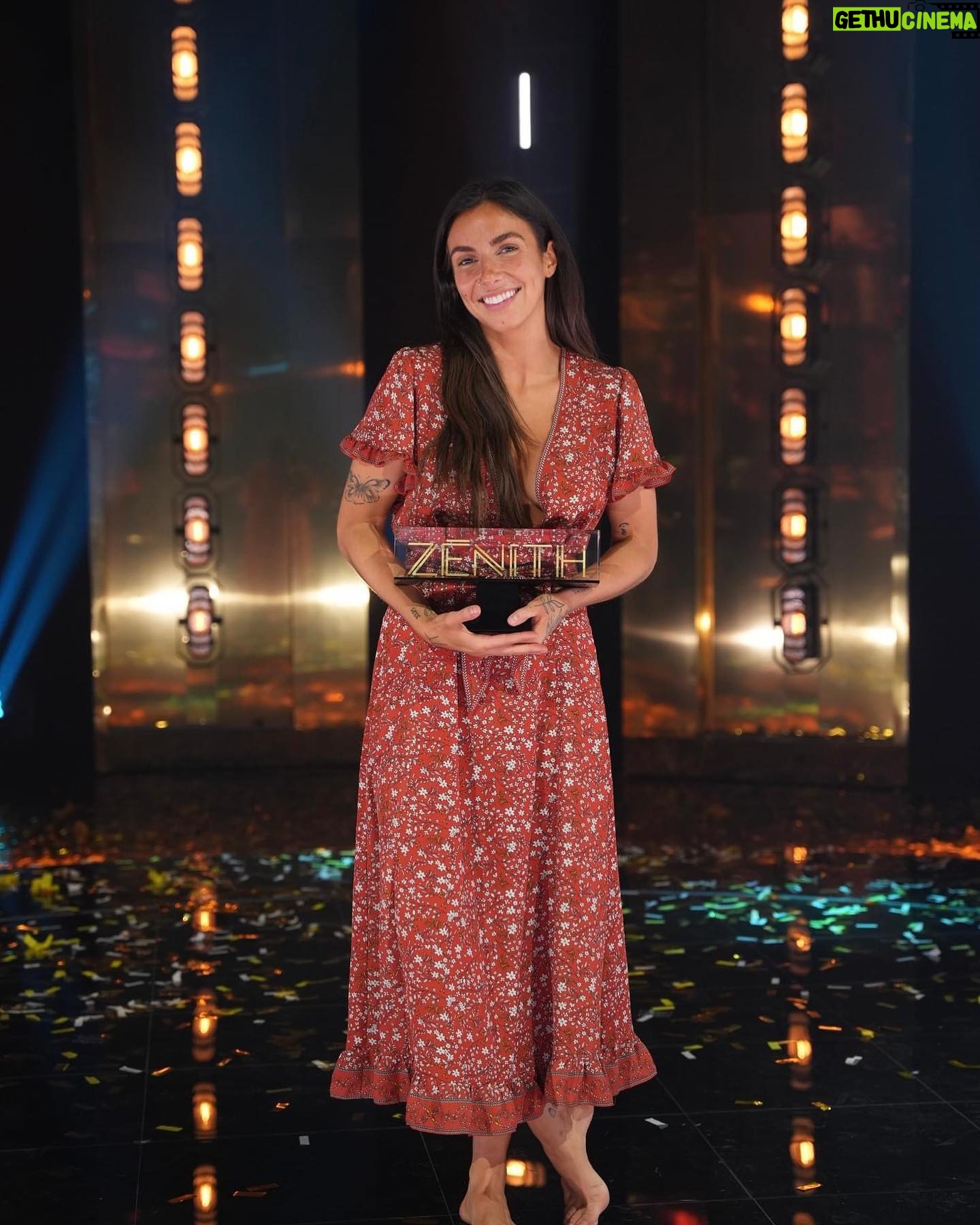 Véronique Cloutier Instagram - C'est un tour du chapeau pour Rafaëlle Roy qui remporte la saison après avoir reçu la plus haute note du public à la maison pour ses trois performances de la saison! 🤩👏🏻 Elle nous a offert de beaux moments d'émotion, elle a pris des risques, mais surtout elle est restée fidèle à elle-même! Son dernier numéro tout à fait à son image a bouclé son parcours à la perfection. 💖 Laquelle de ses performances avez-vous préférée?