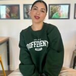 Véronique Cloutier Instagram - La nouvelle collection de @fondationverolouis 💚 Une invitation à célébrer l’unicité de chacun et afficher sa solidarité avec les personnes qui ont des défis particuliers! On aime 🫶 📸 @cescodelavega #DifferentCommeToi #FondationVeroEtLouis