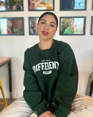 Véronique Cloutier Instagram - La nouvelle collection de @fondationverolouis 💚 Une invitation à célébrer l’unicité de chacun et afficher sa solidarité avec les personnes qui ont des défis particuliers! On aime 🫶

📸 @cescodelavega 

#DifferentCommeToi #FondationVeroEtLouis