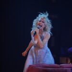 Véronique Cloutier Instagram – Fidèle à elle-même, Joe Bocan a su nous transporter dans son univers coloré et éclectique à chacune de ses performances! Quel honneur de l’avoir eue parmi nous pour cette saison. 💖
Laquelle de ses performances avez-vous préférée?