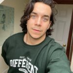Véronique Cloutier Instagram - Je porte le molleton DIFFÉRENT COMME TOI au profit de la @fondationverolouis Voir le lien dans leur bio pour vous en procurer un et participer à cette mission qui permet créer des milieux de vie pour des personnes autistes de 21 ans et plus. Découvrez aussi la collection Différent comme toi disponible à @aubainerie (taille du chandail sur l’image L) #differentcommetoi #fondationveroetlouis #aubainerie