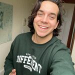 Véronique Cloutier Instagram - Je porte le molleton DIFFÉRENT COMME TOI au profit de la @fondationverolouis Voir le lien dans leur bio pour vous en procurer un et participer à cette mission qui permet créer des milieux de vie pour des personnes autistes de 21 ans et plus. Découvrez aussi la collection Différent comme toi disponible à @aubainerie (taille du chandail sur l’image L) #differentcommetoi #fondationveroetlouis #aubainerie