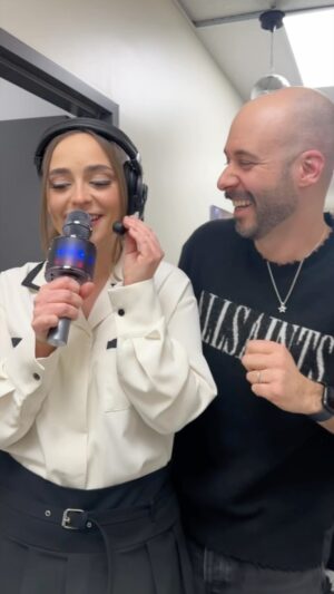 Véronique Cloutier Instagram - Le micro de karaoké de @chlodeb a définitivement fait fureur dans les coulisses de Zénith. 😆🎤 On en veut un! 

⎯⎯⎯⎯⎯⎯⎯⎯⎯⎯
📺 En DIRECT les jeudis 20h sur @icirctele