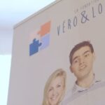 Véronique Cloutier Instagram - Je porte le molleton DIFFÉRENT COMME TOI au profit de la @fondationverolouis Voir le lien dans leur bio pour vous en procurer un et participer à cette mission qui permet créer des milieux de vie pour des personnes autistes de 21 ans et plus. Découvrez aussi la collection Différent comme toi disponible à @aubainerie (taille du chandail sur l’image L) #differentcommetoi #fondationveroetlouis #aubainerie