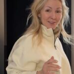 Véronique Cloutier Instagram - Vous vous êtes déjà demandé comment votre animatrice préférée arrive à tout faire? Dans cette capsule exclusive, suivez une journée de tournage pour Zénith dans la vie de Véro! 😯🎬✨ Voyez l’intégralité sur le site web d’@icirctele ⎯⎯⎯⎯⎯⎯⎯⎯⎯⎯ 📺 En DIRECT les jeudis 20h sur @icirctele