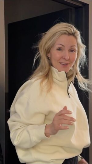 Véronique Cloutier Instagram - Vous vous êtes déjà demandé comment votre animatrice préférée arrive à tout faire? Dans cette capsule exclusive, suivez une journée de tournage pour Zénith dans la vie de Véro! 😯🎬✨

Voyez l’intégralité sur le site web d’@icirctele
⎯⎯⎯⎯⎯⎯⎯⎯⎯⎯ 
📺 En DIRECT les jeudis 20h sur @icirctele