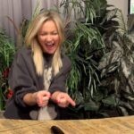 Véronique Cloutier Instagram - Julie Ringuette est de retour, une fois de plus! Cette fois-ci elle joue le tout pour le tout. 🤩🎤🔥 Qu'est-ce que vous croyez qu'elle vous réserve? 👀 ⎯⎯⎯⎯⎯⎯⎯⎯⎯⎯ 📺 Grande finale de 2h en DIRECT jeudi 20h sur @icirctele