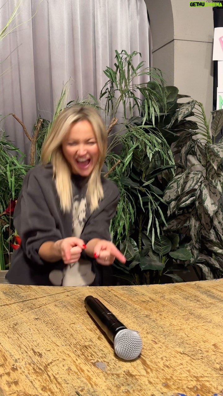 Véronique Cloutier Instagram - Julie Ringuette est de retour, une fois de plus! Cette fois-ci elle joue le tout pour le tout. 🤩🎤🔥 Qu'est-ce que vous croyez qu'elle vous réserve? 👀 ⎯⎯⎯⎯⎯⎯⎯⎯⎯⎯ 📺 Grande finale de 2h en DIRECT jeudi 20h sur @icirctele