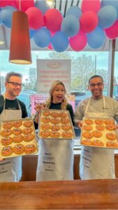Véronique Cloutier Instagram - C’est aujourd’hui votre dernière chance de vous procurer un #biscuitsourire chez Tim! 100% des profits sont versés à des organismes caritatifs/communautaires comme la @fondationverolouis D’ailleurs, je suis passé faire un tour à la succursale du 2145 boul. Roland-Therrien, dans mon comté à Longueuil, et devinez justement sur qui je suis tombé 😉 @cloutierv @zemorissette @timhortonsqc