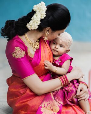 VJ Akshaya Instagram - Mottu 💖 
@adya_niyanthan tonsure and ear piercing ! 
காதுகுத்து 

ADYA’S outfit : @ilandhalir 
Blouse : @maliboo_bridalwear 
Pc : @screenastarphotography @starwin_s 
Makeup & styling : self ❤️ 

#vjakshaya #adya #tonsure #earpiercing #ninemonths #babygirl #photooftheday #photography #babyphotography