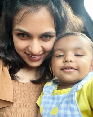 VJ Akshaya Instagram - Baby kiss 😚 
@adya_niyanthan 

Adya’s different reaction for selfie 1..2..3.. 
 I swear I didn’t teach her ! 💁🏻‍♀️

#vjakshaya #adyababy #13monthsold #babygirl #momandbaby #momanddaughter