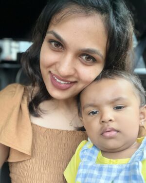 VJ Akshaya Instagram - Baby kiss 😚 
@adya_niyanthan 

Adya’s different reaction for selfie 1..2..3.. 
 I swear I didn’t teach her ! 💁🏻‍♀️

#vjakshaya #adyababy #13monthsold #babygirl #momandbaby #momanddaughter