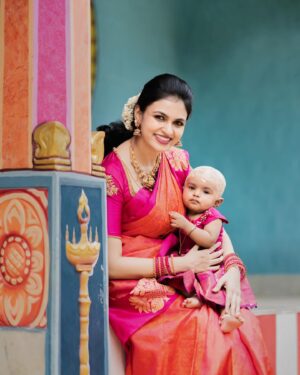 VJ Akshaya Instagram - Mottu 💖 
@adya_niyanthan tonsure and ear piercing ! 
காதுகுத்து 

ADYA’S outfit : @ilandhalir 
Blouse : @maliboo_bridalwear 
Pc : @screenastarphotography @starwin_s 
Makeup & styling : self ❤️ 

#vjakshaya #adya #tonsure #earpiercing #ninemonths #babygirl #photooftheday #photography #babyphotography