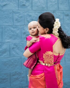 VJ Akshaya Instagram - Mottu 💖 
@adya_niyanthan tonsure and ear piercing ! 
காதுகுத்து 

ADYA’S outfit : @ilandhalir 
Blouse : @maliboo_bridalwear 
Pc : @screenastarphotography @starwin_s 
Makeup & styling : self ❤️ 

#vjakshaya #adya #tonsure #earpiercing #ninemonths #babygirl #photooftheday #photography #babyphotography