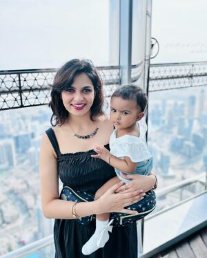 VJ Akshaya Instagram - Lost in the clouds and making memories where the sky meets the sand ! ❤️🇦🇪
@niyanthanmanisekaran @adya_niyanthan 

#vjakshaya #adya #dubai #burjkhalifa #dubailife #burjkhalifa148thfloor #adyaturnsone #adyafirstbirthday