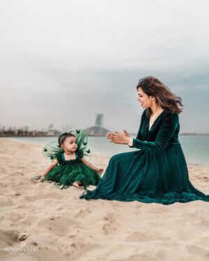 VJ Akshaya Instagram - ADYA’S first birthday ! ❤️ @adya_niyanthan 

ADYA’S outfit : @_zain_couture_ 
Pc : @screenastarphotography 

#vjakshaya #dubai #babyadya #firstbirthday #dubailife
