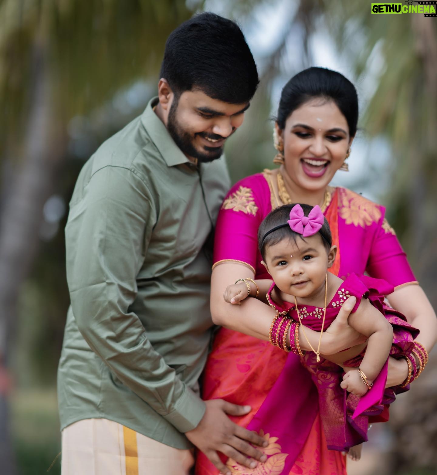 VJ Akshaya - 5.2K Likes - Her smile can melt anyone’s heart 🥹💖
my lil baby @adya_niyanthan
@niyanthanmanisekaran
ADYA’S outfit : @ilandhalir
Blouse : @maliboo_bridalwear
Makeup & styling : self
Pc : @screenastarphotography
#vjakshaya #adya #tonsure #earpiercing #momdaughter #babygirl #photooftheday #photoshoot #photography #twinning #ninemonths