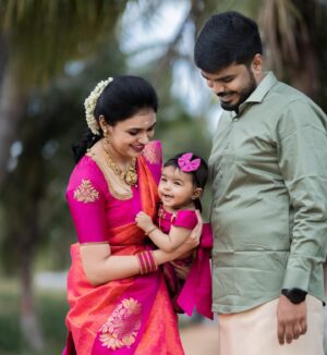 VJ Akshaya Instagram - Her smile can melt anyone’s heart 🥹💖 
my lil baby @adya_niyanthan 
@niyanthanmanisekaran 

ADYA’S outfit : @ilandhalir 
Blouse : @maliboo_bridalwear 
Makeup & styling : self 
Pc : @screenastarphotography 

#vjakshaya #adya #tonsure #earpiercing #momdaughter #babygirl #photooftheday #photoshoot #photography #twinning #ninemonths