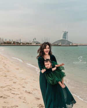 VJ Akshaya Instagram - ADYA’S first birthday ! ❤️ @adya_niyanthan 

ADYA’S outfit : @_zain_couture_ 
Pc : @screenastarphotography 

#vjakshaya #dubai #babyadya #firstbirthday #dubailife