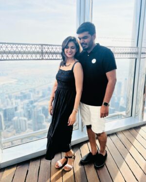 VJ Akshaya Instagram - Lost in the clouds and making memories where the sky meets the sand ! ❤️🇦🇪
@niyanthanmanisekaran @adya_niyanthan 

#vjakshaya #adya #dubai #burjkhalifa #dubailife #burjkhalifa148thfloor #adyaturnsone #adyafirstbirthday