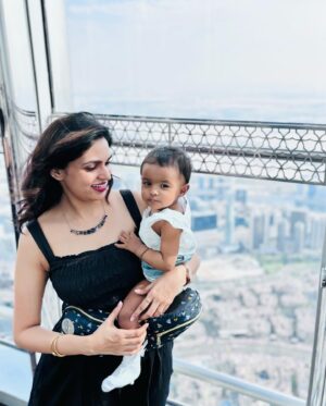 VJ Akshaya Instagram - Lost in the clouds and making memories where the sky meets the sand ! ❤️🇦🇪
@niyanthanmanisekaran @adya_niyanthan 

#vjakshaya #adya #dubai #burjkhalifa #dubailife #burjkhalifa148thfloor #adyaturnsone #adyafirstbirthday