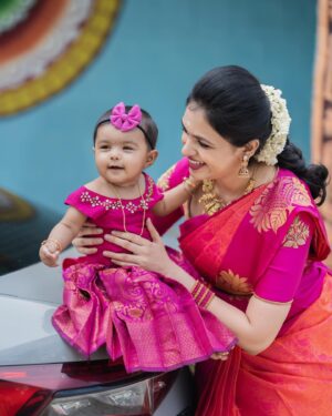 VJ Akshaya Instagram - The giggles, the wiggles, the laughs.. all worth it 💖
@adya_niyanthan 

ADYA’S outfit : @ilandhalir 
Blouse : @maliboo_bridalwear 
Pc : @screenastarphotography ❤️
Makeup & styling : self 😍

#vjakshaya #adya #tonsure #earpiercing #momdaughter #babygirl #photooftheday #photoshoot #photography #twinning #ninemonths