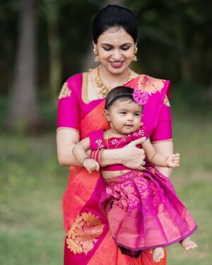 VJ Akshaya Instagram - The giggles, the wiggles, the laughs.. all worth it 💖
@adya_niyanthan 

ADYA’S outfit : @ilandhalir 
Blouse : @maliboo_bridalwear 
Pc : @screenastarphotography ❤️
Makeup & styling : self 😍

#vjakshaya #adya #tonsure #earpiercing #momdaughter #babygirl #photooftheday #photoshoot #photography #twinning #ninemonths