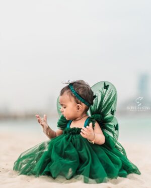 VJ Akshaya Instagram - ADYA’S first birthday ! ❤️ @adya_niyanthan 

ADYA’S outfit : @_zain_couture_ 
Pc : @screenastarphotography 

#vjakshaya #dubai #babyadya #firstbirthday #dubailife