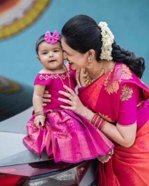VJ Akshaya Instagram - The giggles, the wiggles, the laughs.. all worth it 💖
@adya_niyanthan 

ADYA’S outfit : @ilandhalir 
Blouse : @maliboo_bridalwear 
Pc : @screenastarphotography ❤️
Makeup & styling : self 😍

#vjakshaya #adya #tonsure #earpiercing #momdaughter #babygirl #photooftheday #photoshoot #photography #twinning #ninemonths