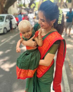 VJ Akshaya Instagram - Twinning with my mottu ❤️ @adya_niyanthan 

Sungudi cotton Outfit : @ilandhalir 

#vjakshaya #mottu #adya #tonsure