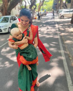 VJ Akshaya Instagram - Twinning with my mottu ❤️ @adya_niyanthan 

Sungudi cotton Outfit : @ilandhalir 

#vjakshaya #mottu #adya #tonsure